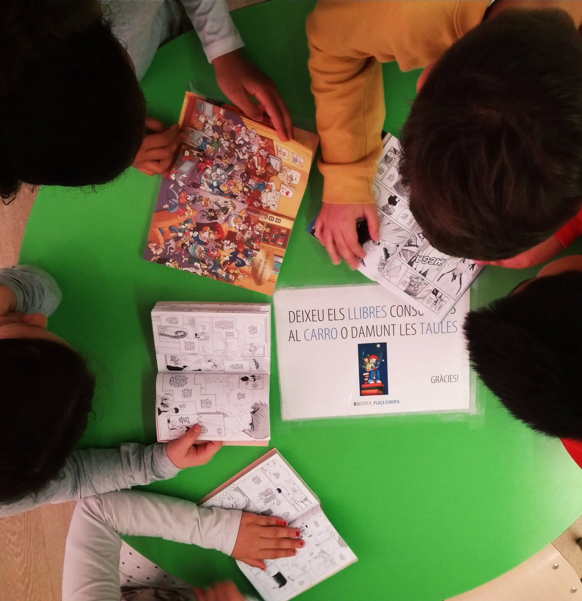 BibliotequesLH's tweet image. Avui ens han visitat els alumnes de #4rt de @epompeufabra 🙌 Hem vist com es classifiquen els diferents tipus de llibres i n'hem llegit uns quants!! Els més buscats🧐.... els còmics!! 😄📚📖 Torneu quan vulgueu a per més històries!! 🧙‍♀️🧜‍♀️🧚‍♂️🧟‍♂️🦖🦕🐋
 #visitaescolar #BibPlEuropa