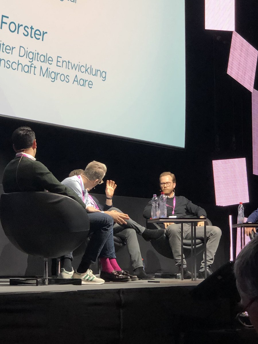 Mein Beitrag zur #dex19: <a href="/danieljoerg/">Daniel Jörg</a> hat das Briefing zum Bühnenbild und Branding erhalten und mit Bravour umgesetzt. #detailsmatter 👏🏻