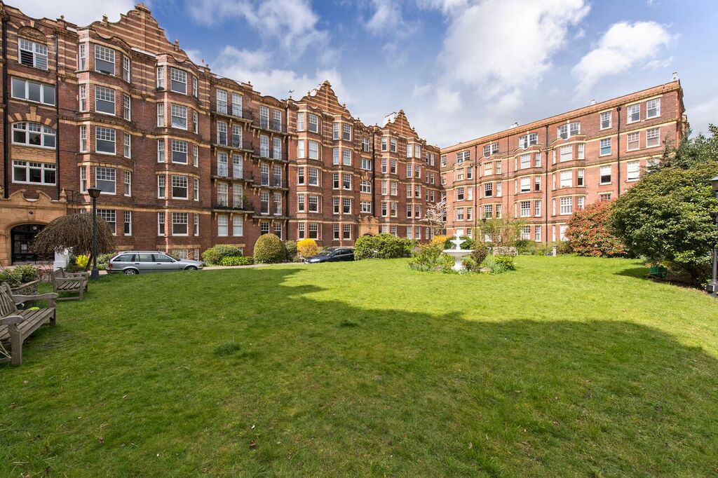 Warren_Putney's tweet photo. A Lovely Three Bedroom Mansion Apartment Within This Highly Sought After Development. - Kenilworth Court #putney #exterior #external #building #buildings #mansionblock #mansionapartment #flat #apartment #apartmentblock #architecture #photography #realestate #Property #London https://t.co/Za7QuNzQDP