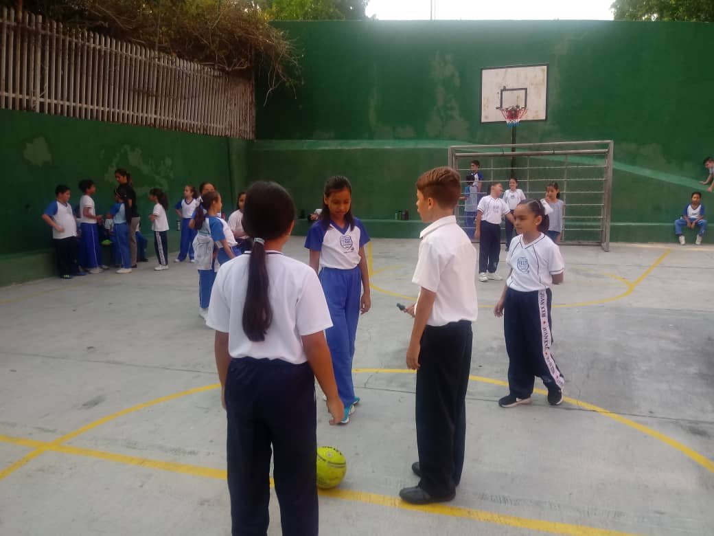 CRAjuanito's tweet photo. Disfrutamos en nuestra @sedejuanito de los juegos intercursos de 4to grado @colegiojuan23 https://t.co/SfoQilmN5T