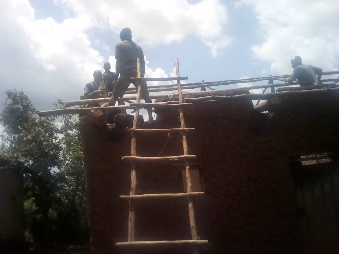 SectorMbazi's tweet photo. Abakozi ba Centre de Santé ya #Mbazi bifatanyije n'abarokotse Jenoside yakorewe Abatutsi basenyewe n'ibiza, hanasanwe inzu yari yasenywe n'ibiza mu kwezi gushize mu Kagari ka #Mutunda mu mudugudu wa #Kigusa.
@SectorMbazi
@HuyeDistrict https://t.co/K9w7Z888GF