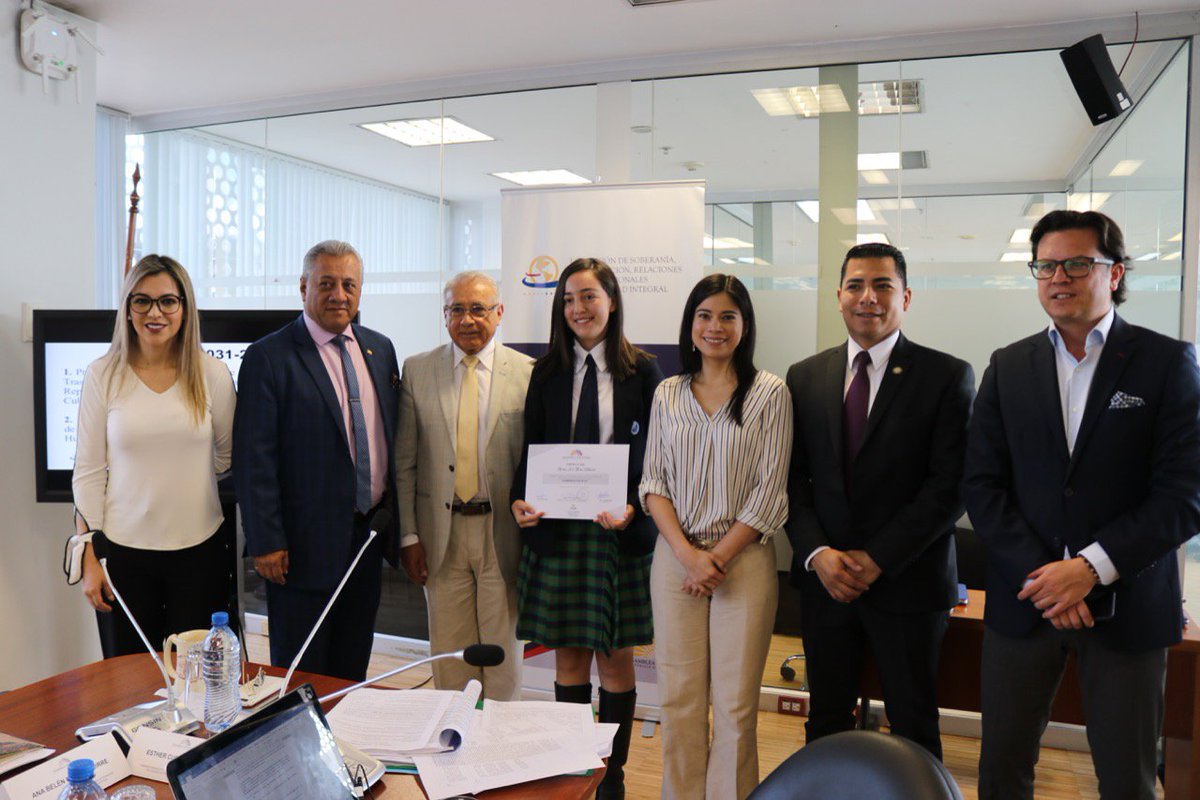 RRIIMovilidadAN's tweet photo. Muy complacidos de recibir como #AsambleístaPorUnDía en #SesiónRRII031 a María Sol Mora,estudiante del segundo año de bachillerato de @uecebi, ganadora del concurso efectuado por motivo del Día del Maestro Ecuatoriano y del proyecto “La Casa de Montalvo en la Asamblea Nacional”. https://t.co/rgbkLo3uKH
