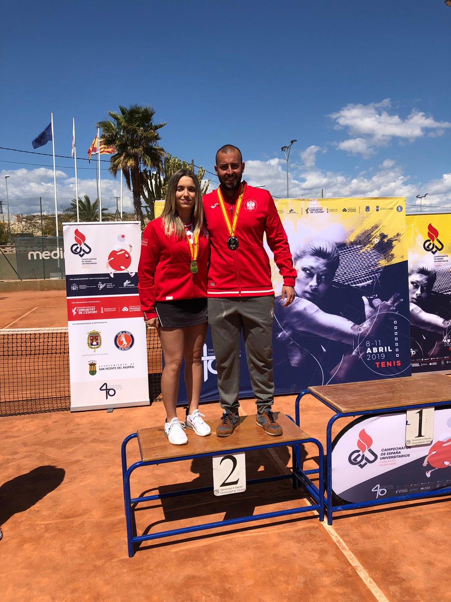 DeportesUGR's tweet photo. 💥SUBCAMPEONES DE ESPAÑA en #tenisUGR ‼️Gran campeonato de nuestros chicos que vuelven de los #CEUSCV2019 con 3 medallas:
🥈doble masculino
🥈doble mixto
🥉doble femenino
¡Enhorabuena a todos! 👏🏻👏🏻 https://t.co/XRuWkSjI4V