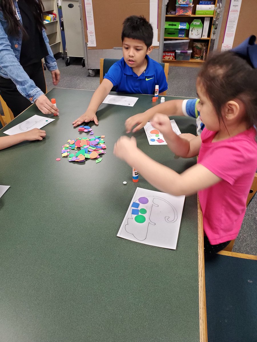 EdHodgesLibrary's tweet photo. A Color of his Own by Leo Lionni. Pre-K is creating their own chameleon. #ReadPlayTalk #HornetsMakeItHappen #misdlibraries https://t.co/N7yvqNL4Br
