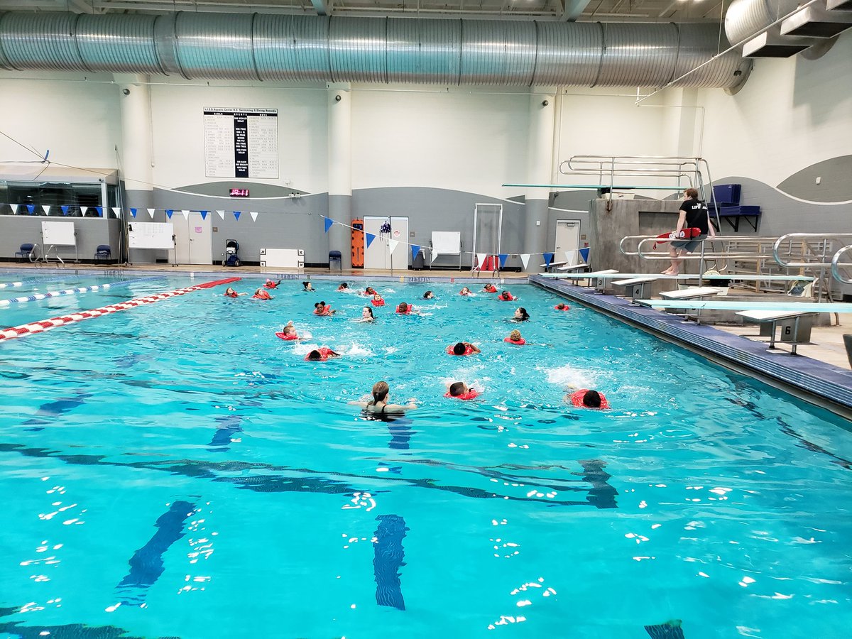joanneklaiber's tweet photo. 2nd grade swimming in 12 feet!  Awesome! #Lovemyschoolday#RockbrookES https://t.co/p61NFGDbmG