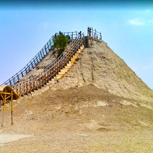 P_Cultural's tweet photo. El volcán del Totumo es quizás uno de los destinos más insólitos de Colombia. Un cono volcánico lleno de lodo ubicado en Santa Catalina (Bolívar), que ofrece baños de lodo rejuvenecedores... 

Siete lugares asombrosos para visitar en Colombia: https://t.co/M8Wz4hCsW1 #Viajes https://t.co/9zpueqiTBZ