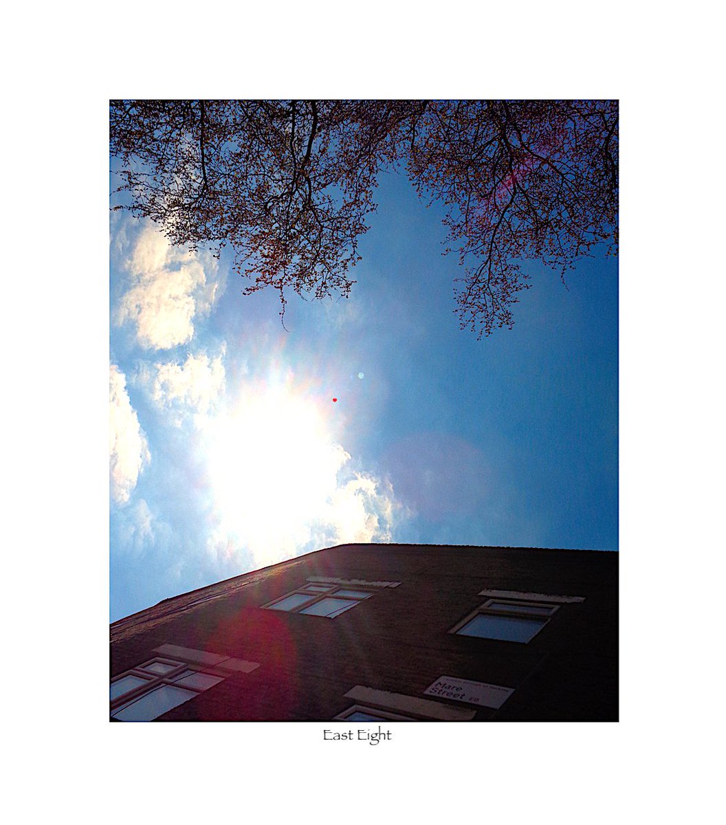 UnbesetztSynth's tweet photo. Drenched in sunlight #Victoriapark #EastEight #MareStreet #MaundyThursday #Sรณl #NelleeHooper #JazziesGroove #Chรจo @reedandcaroline @drunkenpoet92 @VeryRecords :: ๐! https://t.co/lMpF8e9O4m