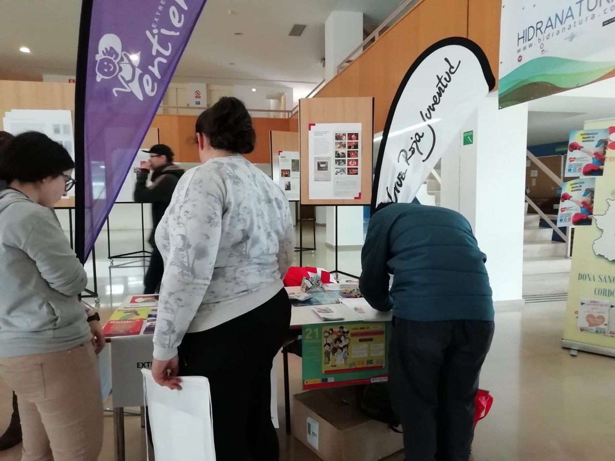 Crj_extremadura's tweet photo. Esta semana hemos estado con @_CJEx_ en el #EspabilaUni en Cáceres!
#Voluntareando #CRJExt https://t.co/t0FRvixhlV