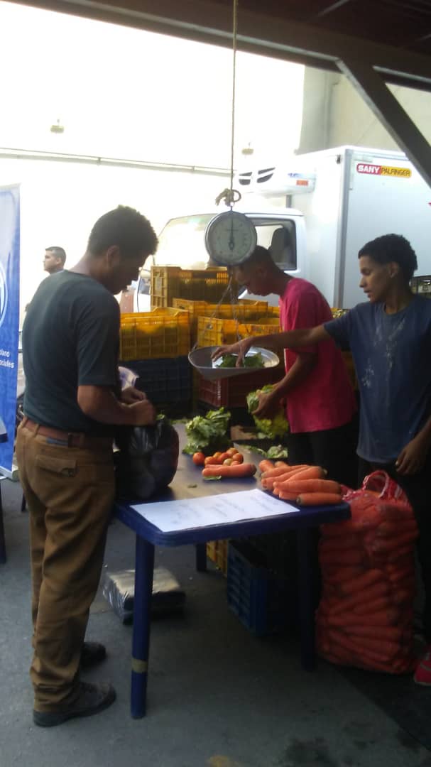 #Ahora desde la sede IVSS #Altagracia, se desarrolla la Feria Agrícola dirigida a trabajadores y trabajadoras del instituto. Con el apoyo de 14 productores provenientes del municipio Urdaneta del estado Trujillo. Alimentación soberana del campo a la ciudad, sólo en revolución.