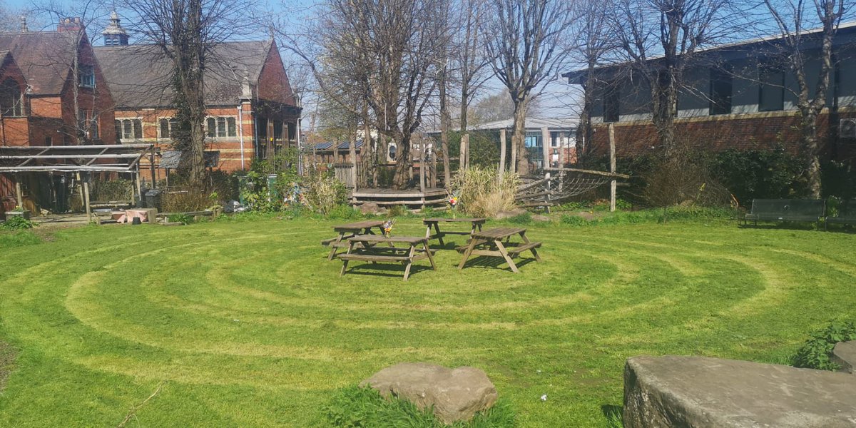 TrinityBristol's tweet photo. Lovely sunny day in the #TrinityGarden - if you fancy this as your office, check out our latest job:
https://t.co/xxl836ZqUy https://t.co/PVpHCxOrxy