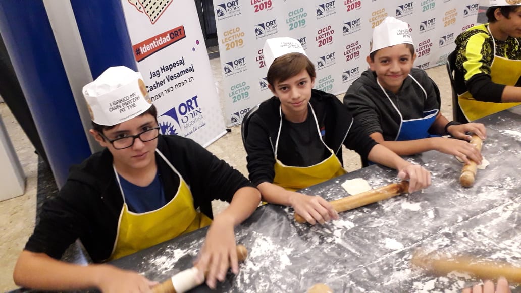 1ORTBelgrano's tweet photo. 1ero amasando matzá para pesaj! https://t.co/Vl7sjUonJS