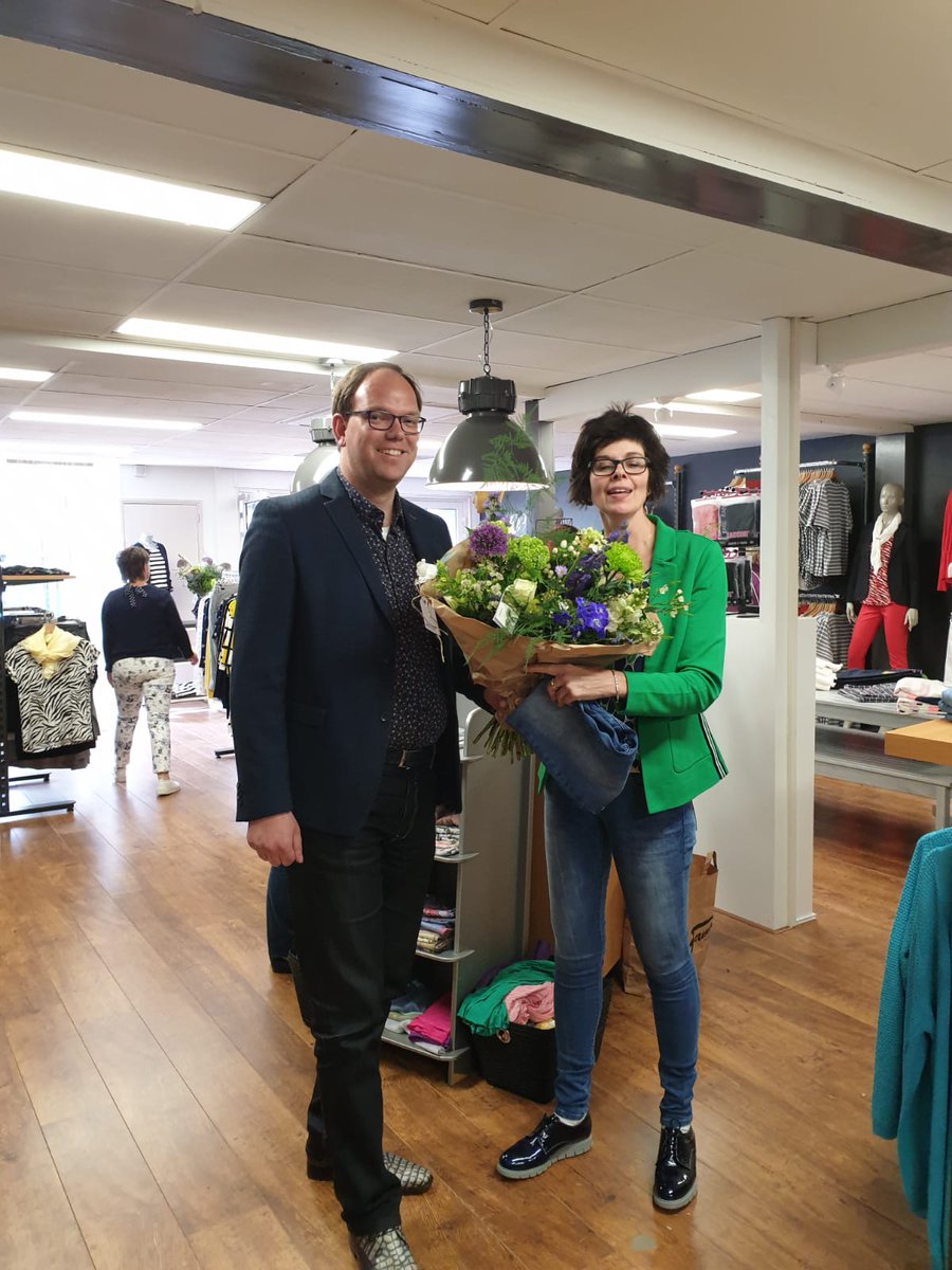 EltjoDijkhuis's tweet photo. Nieuwe winkels in @HetHogeland krijgen met een mooie bos bloemen een welkom in onze gemeente, vandaag ging in Winsum #famoda open. Samen met de bedrijvencontactfunctionaris daarom even langs geweest! https://t.co/908juNZo6I