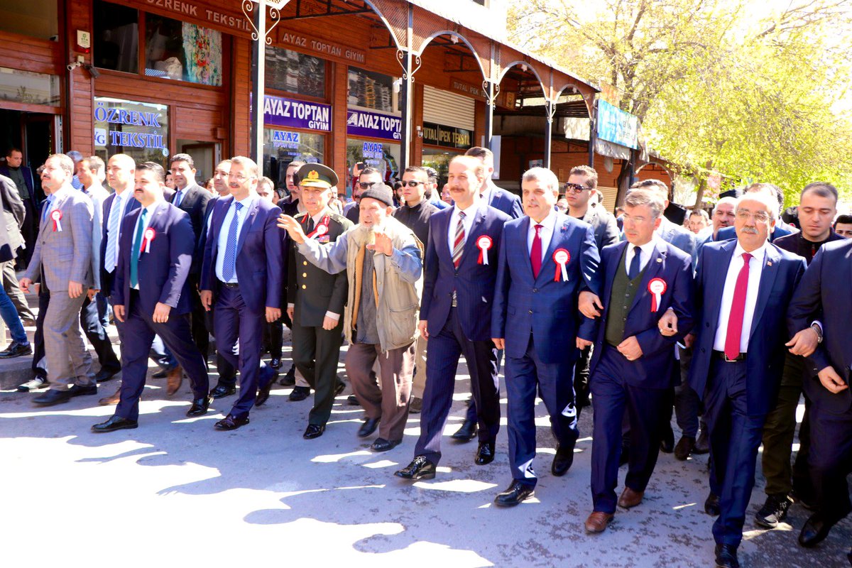 Abdullah_Erin47's tweet photo. 11 Nisan ilimizin düşman işgalinden kurtuluşunun yıldönümü dolayısıyla düzenlenen kortejde, vatandaşlarımızla birlikte yürüdük. 99 yıl önce Şanlıurfa'mızın destanına destan katarak canlarını siper eden ecdadımızı rahmet, şükran ve minnetle anıyorum. #11NisanDestanı https://t.co/Gf0GXc6rjE