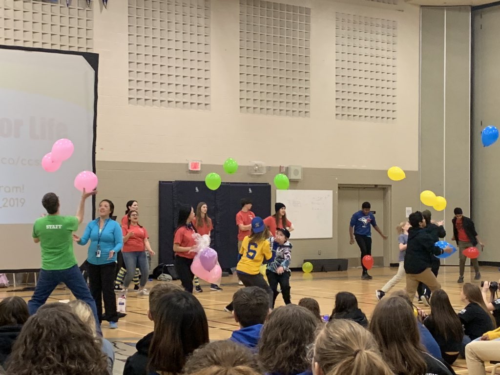 ClaringtonCntrl's tweet photo. Finishing up #RelayRally with some balloon craziness! https://t.co/ojYh5TPCAu