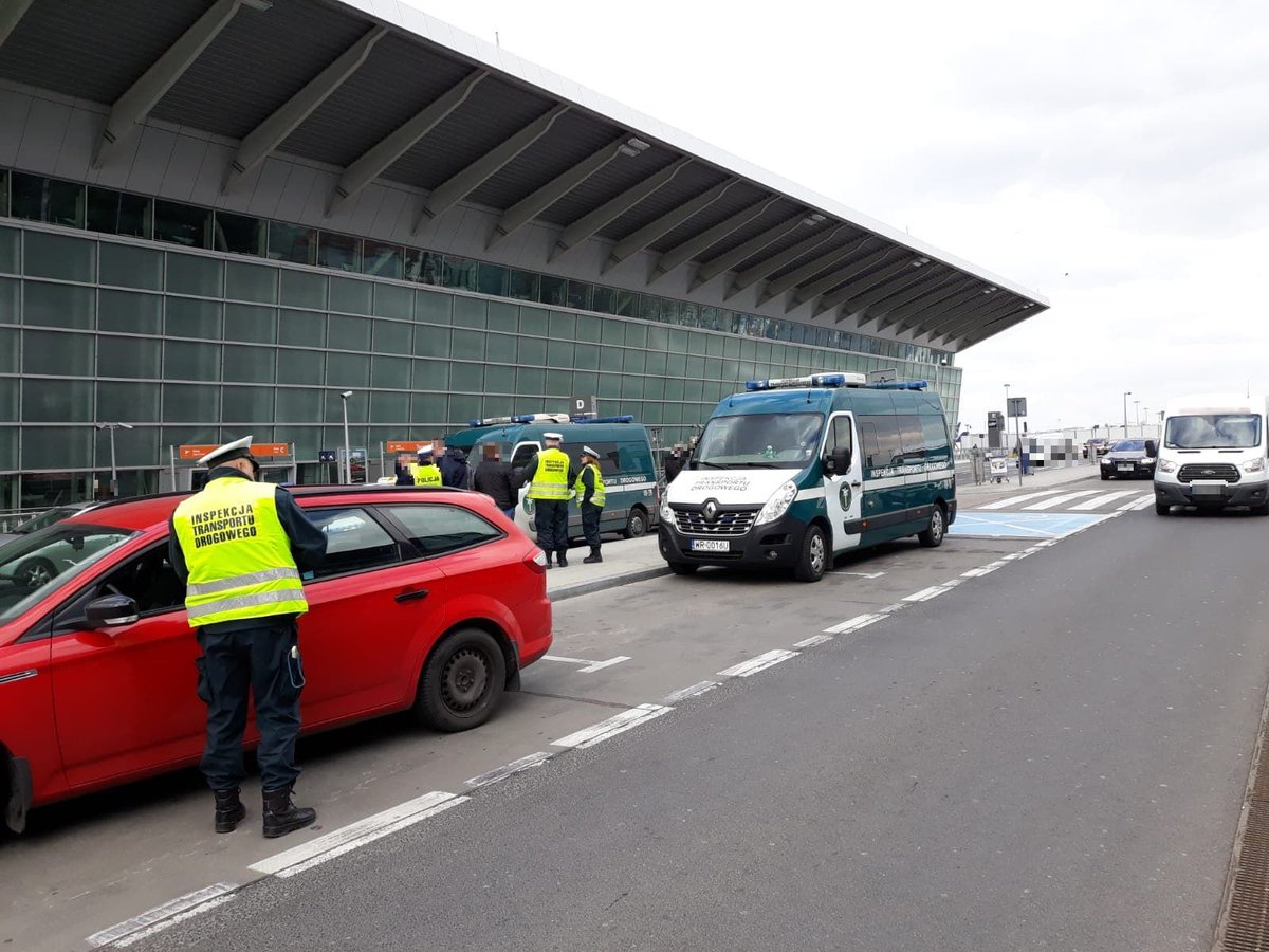 ITD_gov's tweet photo. Na terenie całego kraju inspektorzy @ITD_gov prowadzą zintensyfikowane kontrole ukierunkowane na sprawdzanie legalności zarobkowego przewozu osób. #dbamy o #transport #uczciwakonkurencja
Więcej na: https://t.co/l6746nPpeM https://t.co/bpnu5UY3w0