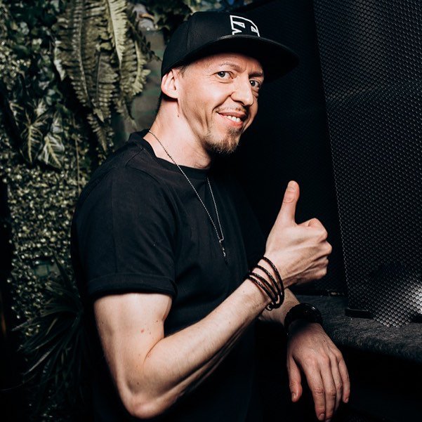 quality_cat_dj's tweet photo. How's everybody doing? 👍😉#positive #staypositive #qualitycat #lovinglife #partygoer #duranbarmoscow #memories #peaceandlove #nightlife #moscow #mentallystrong #smile #spring2019 #april2019 https://t.co/KKUodZIkK8