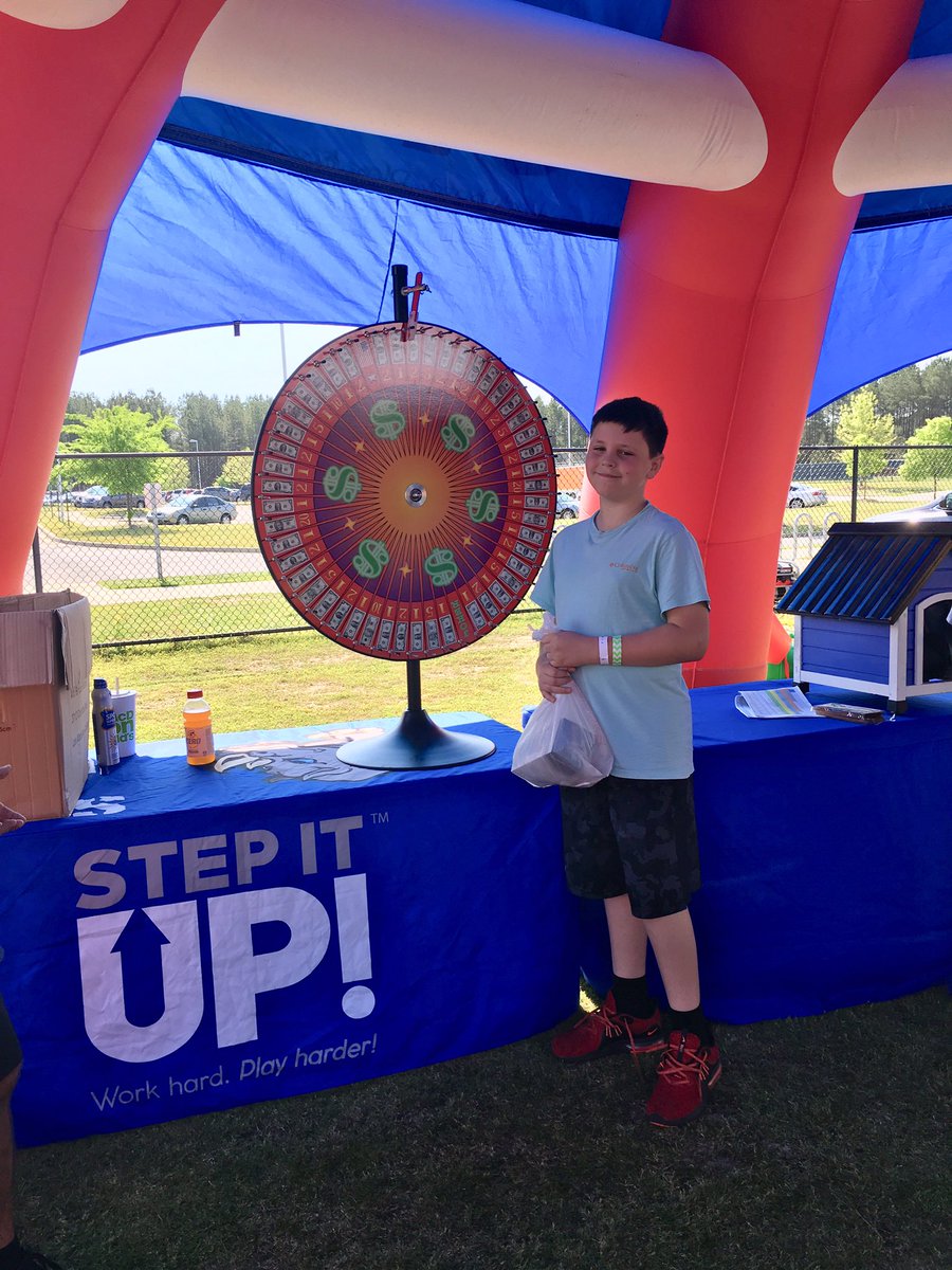 mullerroad's tweet photo. Woah!! Noah just won big by spinning the money wheel!
#DayOfAwesomeness
#BestFundraiserEver
#BestDayEver
#40kStrong
@stepitupkids https://t.co/ER5chR8wHL