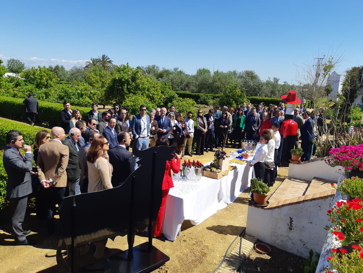 HaciendaGuzman's tweet photo. 📣 Aceite y vino se unen en el proyecto #STIW para apostar por el Marco de #Jerez y #Sevilla como destino de #enoturismo y #oleoturismo, una oferta turística irresistible y de calidad. 🍷🍴
@DeBodegasPorEsp @barbadillo @GByass @Osborne_es https://t.co/5AWi8jvYCW