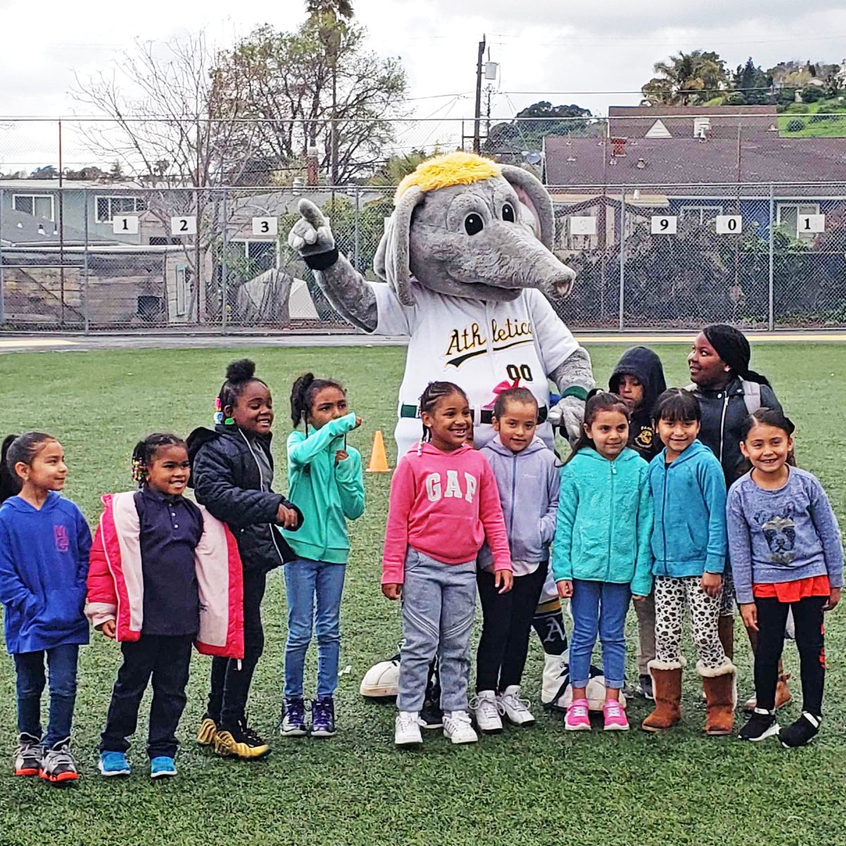 OaklandEdFund's tweet photo. Channeling last week's fun energy when our awesome #AdoptAnOaklandSchool partners @Athletics sent Sean Manaea, Aaron Brooks, and Stomper to Vincent Academy and Parker Elementary for #recesstakeover! ⚾️😅🐘💚💛 #haveagreatday #weekendinsight #tbt 
https://t.co/quPN23lYS9 👀 https://t.co/9ma0tKUtLM