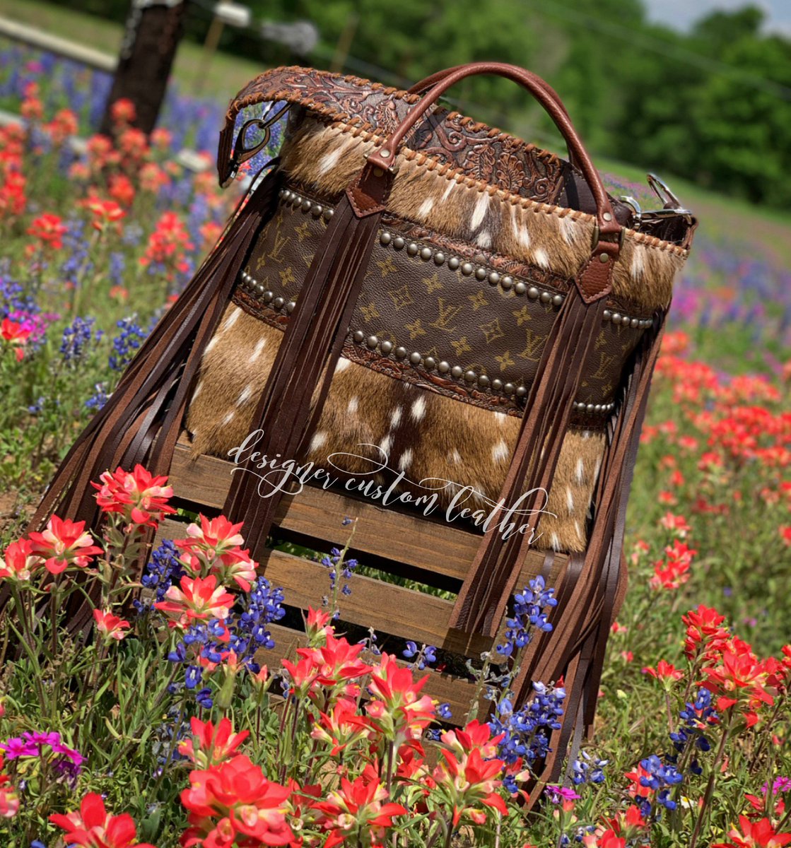 CustomRopes's tweet photo. We are obsessed with #texaswildflowers. They are the PERFECT background for puppies and purses alike. (Kind of like how axis and LV are pretty much the perfect materials for a purse 🤷) 

#desingercustomleathe #dcl #dcltribe https://t.co/KaefzxaIti