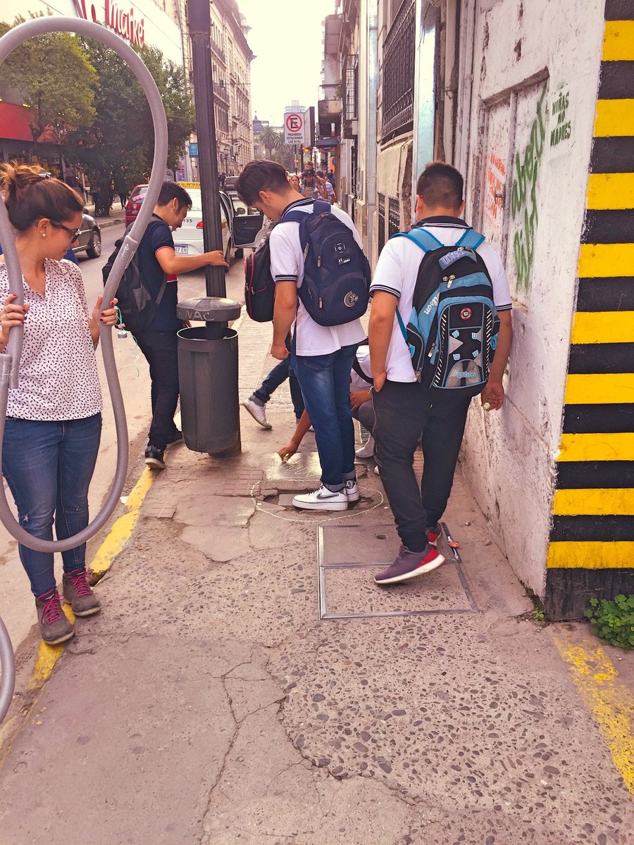 _veritomansilla's tweet photo. Auditoría Peatonal en el marco del curso "La Accesibilidad y sus principios"  del Colegio de Arquitectos de Tucumán.
#KitDetectordeObstáculos #MiraDondePisas algunas de nuestras herramientas de #AprendizajeLúdico 
#CiudadesInclusivas 
#CiudadesCuidadoras 
#DiseñoUniversal https://t.co/WxTYQe8K8e