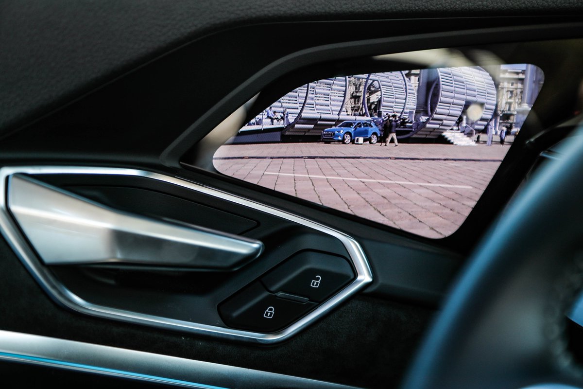 AudiIT's tweet photo. #AudiCityLab dà il benvenuto alla mobilità di domani con #etron, esempio perfetto di sostenibilità, tecnologia e innovazione. Tutto inizia da qui. #ChargingTheFuture https://t.co/0OyYMro8PM