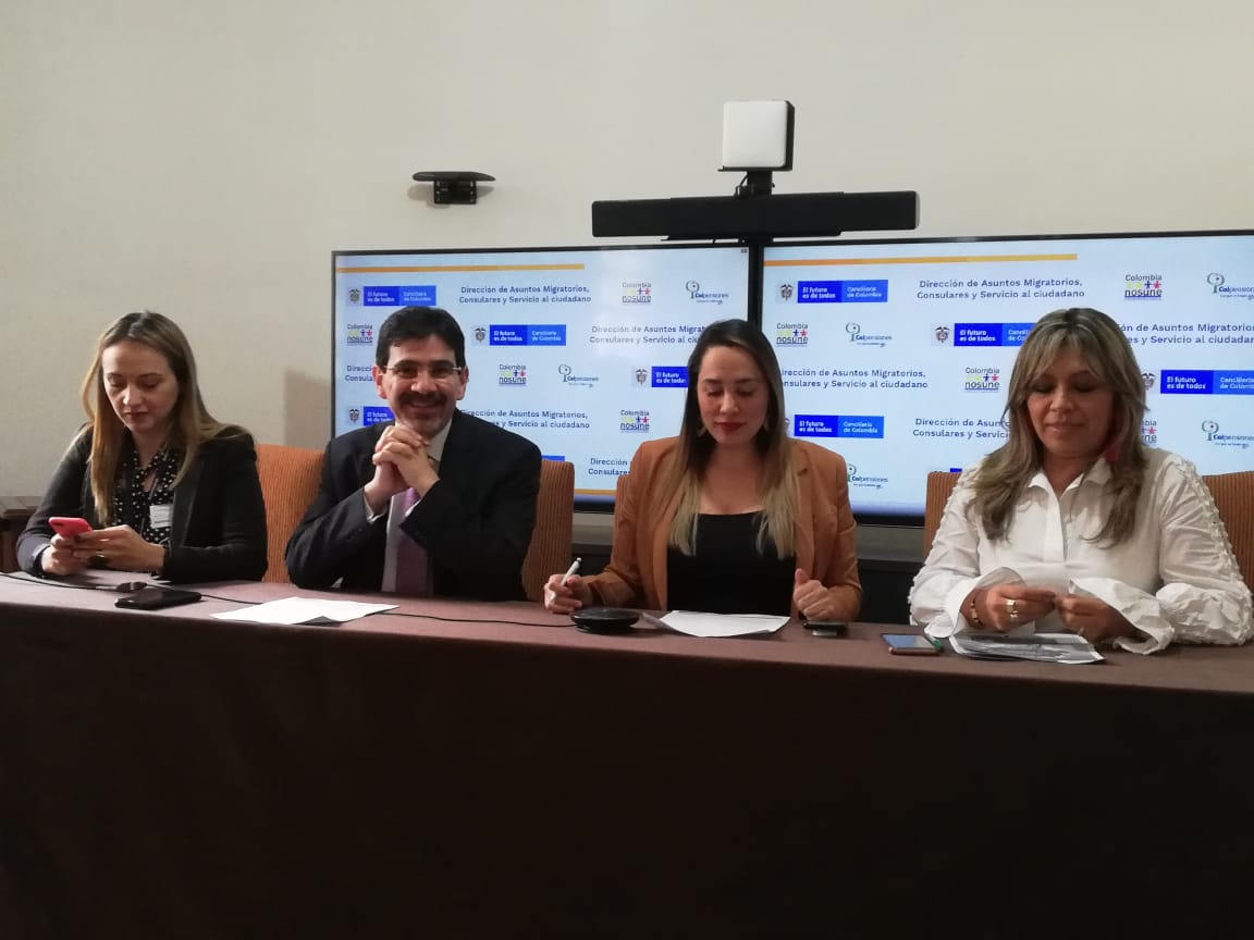 Si eres colombiano 🇨🇴 y vives fuera o tienes un familiar que está en otro país 🌍, no te pierdas en minutos el #FacebookLive de <a href="/ColombiaNosUne/">Colombia Nos Une</a> y resuelve dudas sobre el programa #ColombianosEnElExterior de <a href="/Colpensiones/">Colpensiones</a>, para que coticen y regresen tranquilos a su retiro laboral