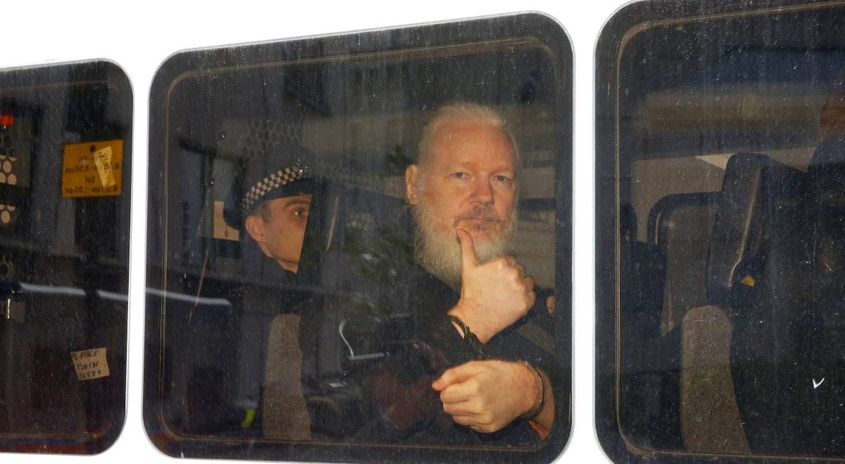 elmundotoday's tweet photo. El Gobierno de Estados Unidos ya sabe de qué manera se suicidará Julian Assange https://t.co/Si80Vv5LqO https://t.co/spysPa8ccN