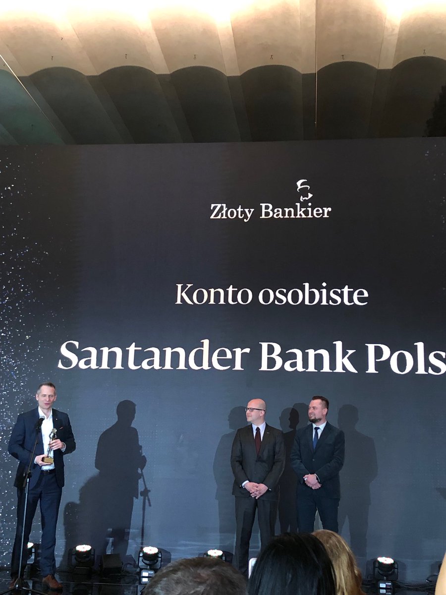 PrvMonika's tweet photo. Mamy to - Michał Gajewski, CEO odbiera nagrodę za najlepsze konto osobiste w Polsce ⁦@SantanderBankPL⁩ #ZlotyBank ⁦@puls_biznesu⁩ https://t.co/SvQF4i96Yq