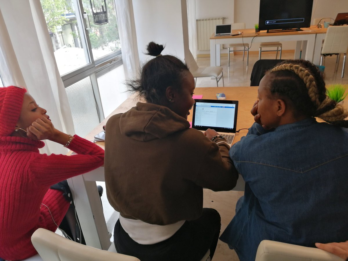 opinnoitaly's tweet photo. Al via il #lab #digital con @SiCrhea per #Upshift #Palermo. Come vendiamo il prodotto di un'azienda e lo promuoviamo al meglio con il #socialmediamarketing, l'#adv e le attività di #SEO e #SEM? Andiamo online e diamo vita ad una community! @jaItalia @UNICEF_Italia @UNICEF https://t.co/7pWGOppeQC