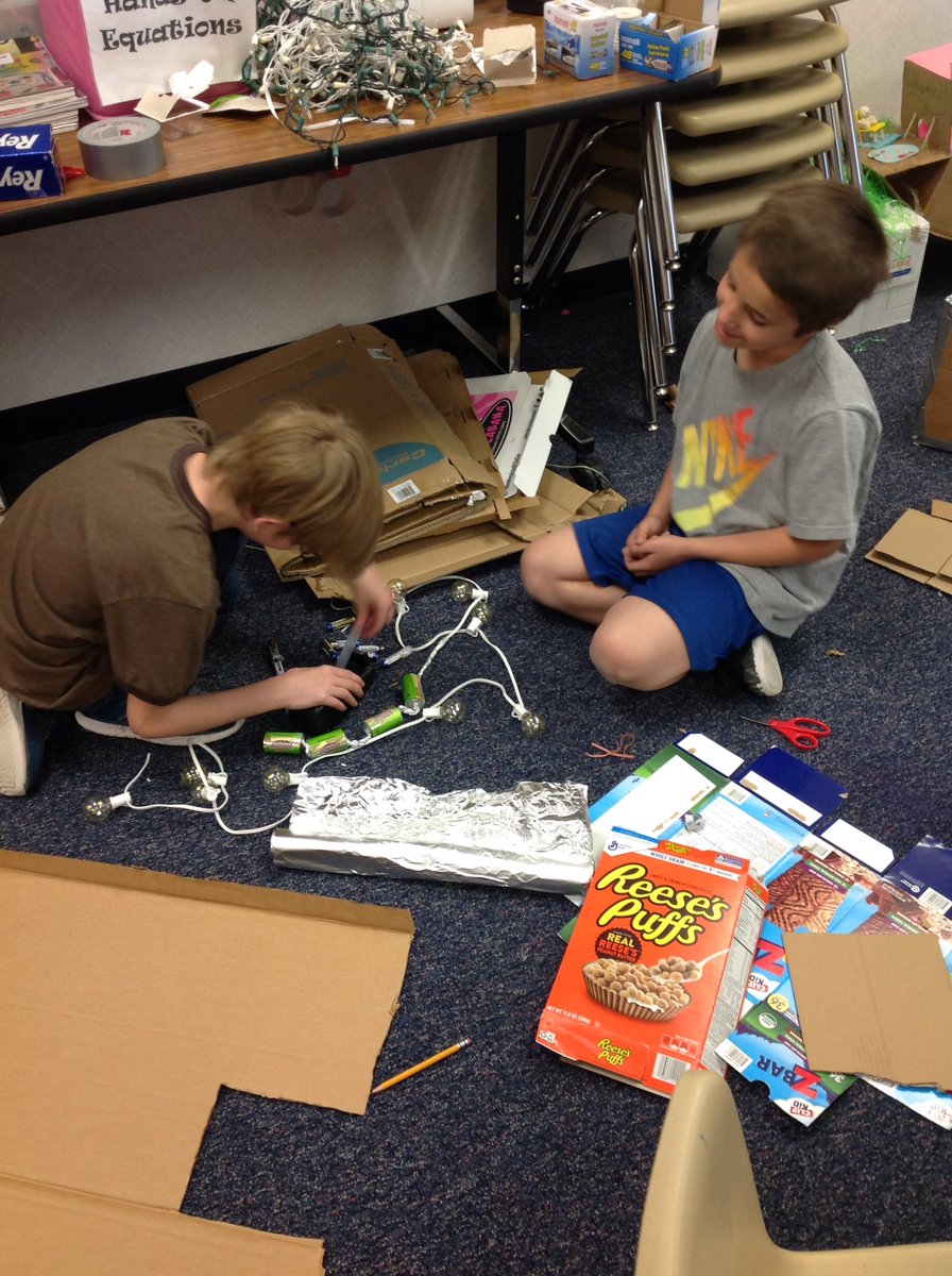 AimChandler's tweet photo. How to make a cardboard prototype? #designthinking #5thAIM #PBL https://t.co/s3TXXlyiqG