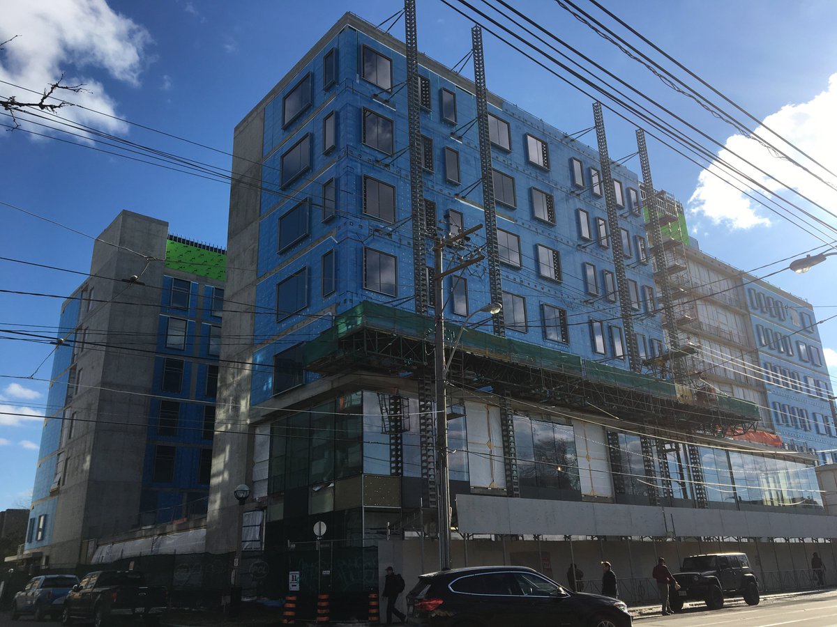 InfraOntario's tweet image. The West Queen West skyline looks a little different now that all four cranes have come down from the #CAMHredevelopment site. Another sign of progress toward the future of #mentalhealth care.  ow.ly/oT8750pSmKX @CAMHnews @PCLConstruction