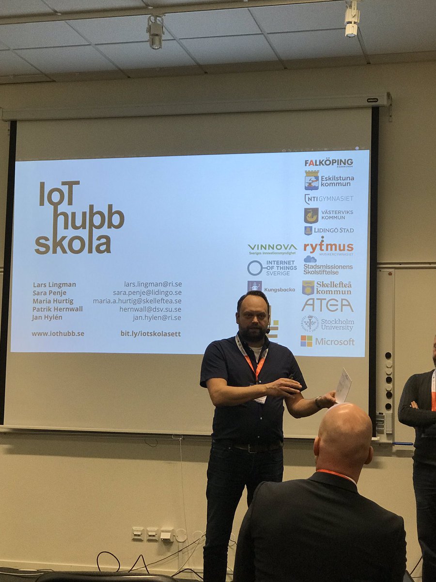IntraserviceE's tweet photo. Avslutade #Sett2019 med förläsning om Internet of Things i skolan. Sakernas internet (svenska) - vardagsföremål med inbyggd teknik och internetkoppling som gör att de kan styras och/eller utbyta data över nätet. IoT kopplat till AI, då händer det grejer! https://t.co/98Q4M1acW9