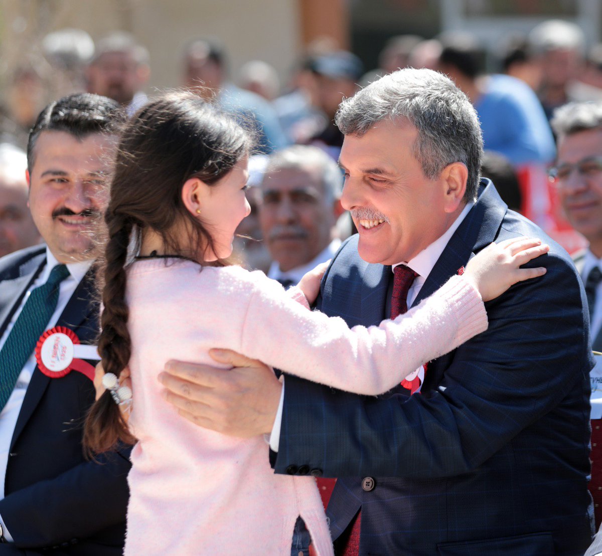 zabeyazgul's tweet photo. Çocuk dünyanın her yerinde masumiyetin simgesidir. Çocukların masumiyeti bizleri daha aydınlık daha müreffeh bir gelecek inşa etmek konusunda yönlendiriyor. https://t.co/KPJ09qS1bX