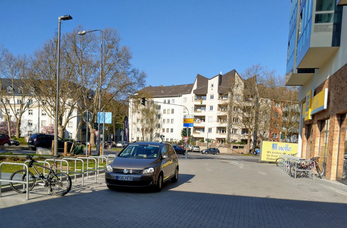 heimann_zerner's tweet photo. Während man bei @Stadt_Wiesbaden noch fassungslos die Köpfe schüttelt, über die Ungerechtigkeiten undankbarer #Radfahrer im #fkt2018, lachen sich #Autoidioten weiter den Arsch weg in #Wiesbaden! Der musste über ca. 50m #RunterVomGehweg bis er da parken konnte...🙄#Fahrradalltag https://t.co/zHI0M5tonU