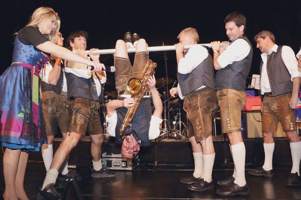 BaumaNights's tweet photo. Our original Oktoberfest band is upside down. 🤗 Tonight, 6:30 pm @BaumaNights. #bauma #bauma2019 #bebauma @baumaOfficial @messemuenchen https://t.co/IweOrMQaQz