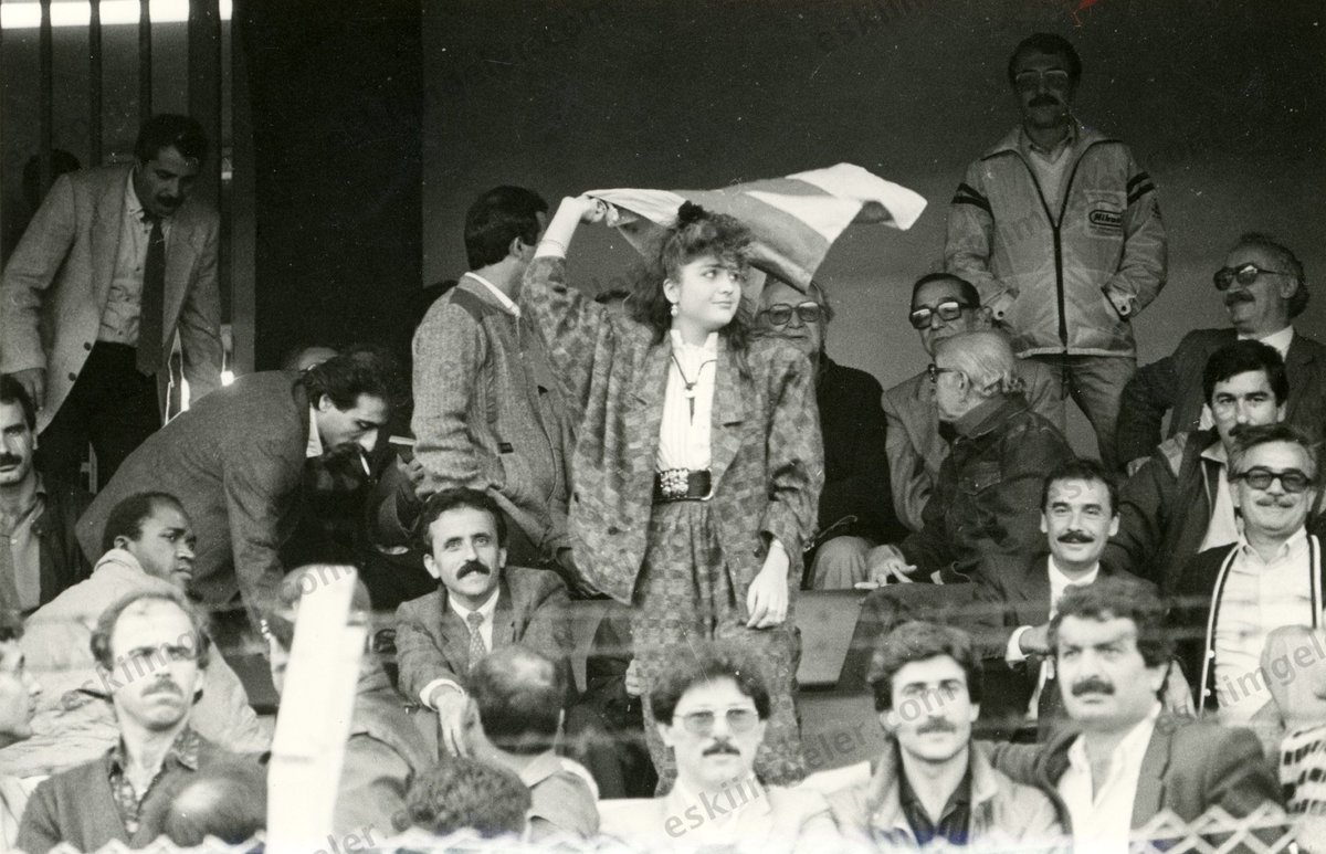 Sibel Can, kim bilir hangi maçta, tezahürat yapar ve sahaya inerken 
eskiimgeler.com/%C3%9Cr%C3%BCn…