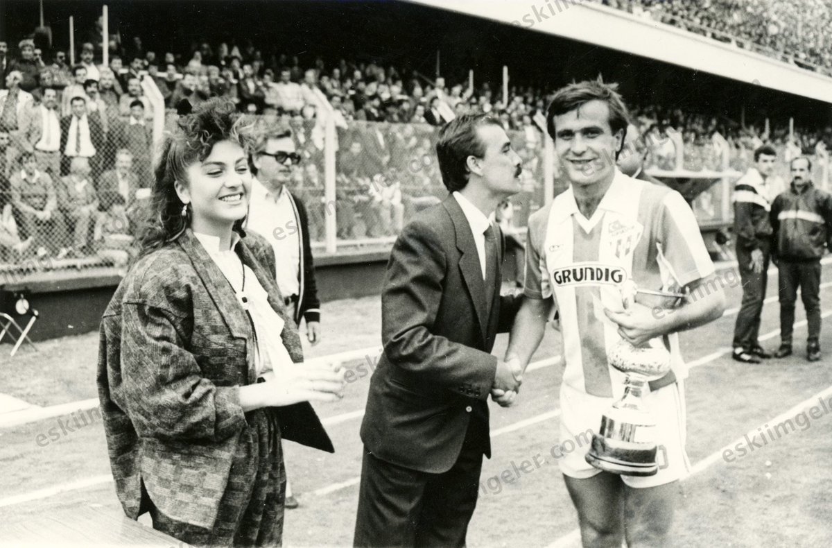 Sibel Can, kim bilir hangi maçta, tezahürat yapar ve sahaya inerken 
eskiimgeler.com/%C3%9Cr%C3%BCn…