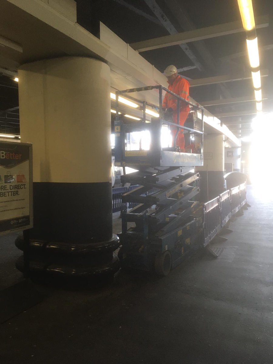 NetworkRailEUS's tweet photo. Our works delivery team station work hard to make improvements. 
Today:
✅ platform 3-4 guard rails painted. 
✅ ramp walls plt. 4 painted
✅ lighting replaced.
Making your station better every day.
#oneteamEuston 
@VirginTrains @LNRailway @LDNOverground @CalSleeper https://t.co/6uJinM8vyX