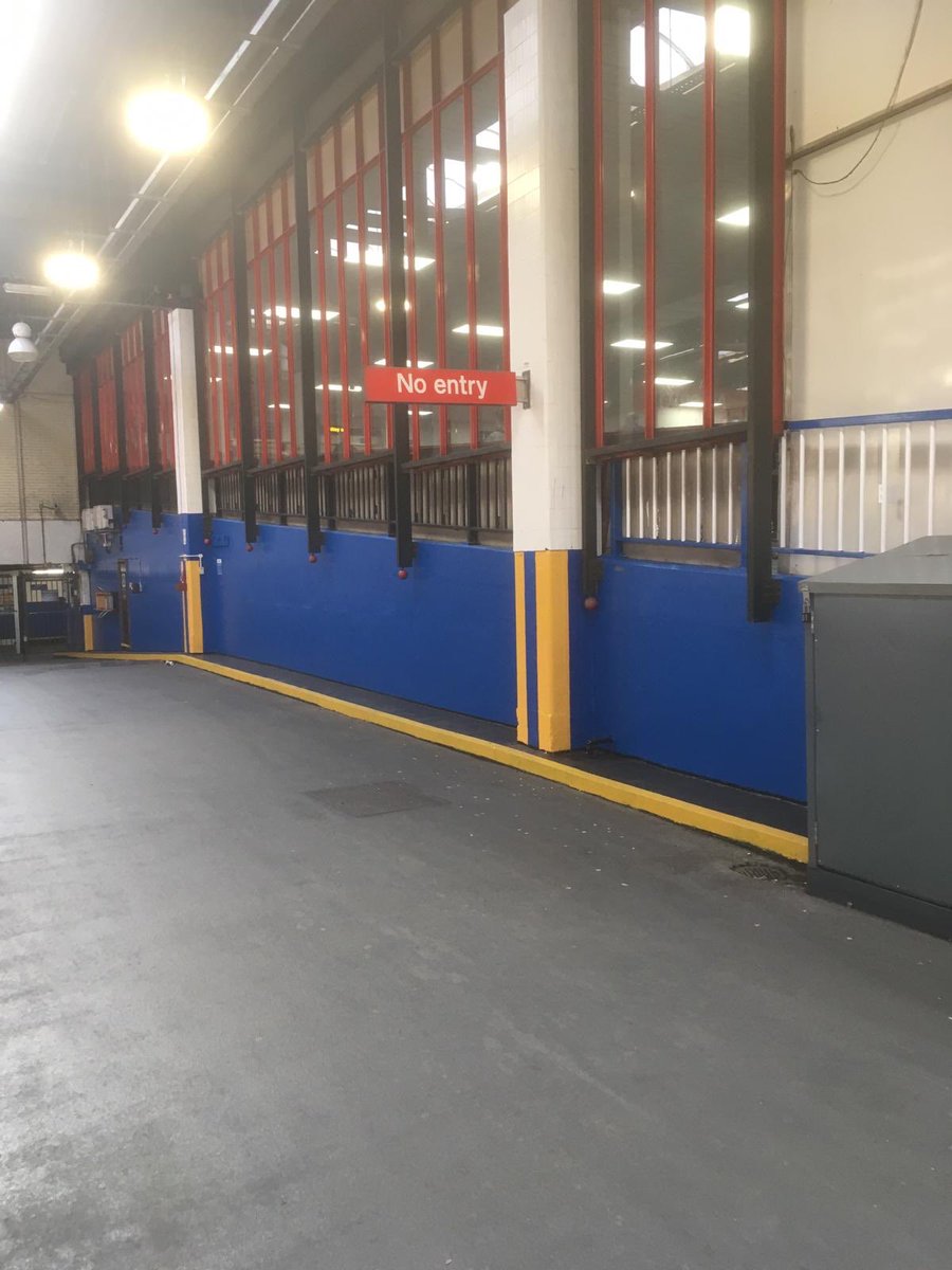 NetworkRailEUS's tweet photo. Our works delivery team station work hard to make improvements. 
Today:
✅ platform 3-4 guard rails painted. 
✅ ramp walls plt. 4 painted
✅ lighting replaced.
Making your station better every day.
#oneteamEuston 
@VirginTrains @LNRailway @LDNOverground @CalSleeper https://t.co/6uJinM8vyX