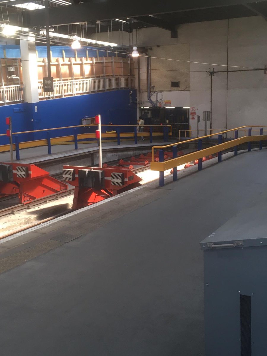 NetworkRailEUS's tweet photo. Our works delivery team station work hard to make improvements. 
Today:
✅ platform 3-4 guard rails painted. 
✅ ramp walls plt. 4 painted
✅ lighting replaced.
Making your station better every day.
#oneteamEuston 
@VirginTrains @LNRailway @LDNOverground @CalSleeper https://t.co/6uJinM8vyX