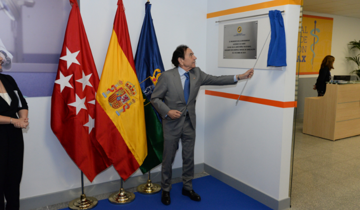 uaxuniversidad's tweet photo. En #ActualidadUAX 👉"La Universidad Alfonso X el Sabio presenta en sociedad su Hospital Virtual de Simulación" #HVSUAX
👇
🔗https://t.co/NuYb8I9sXd
* En la imagen, nuestro #PresidenteUAX, D. Jesús Núñez Velázquez, descubre la placa conmemorativa de la inauguración. https://t.co/LSrTlIp1zY