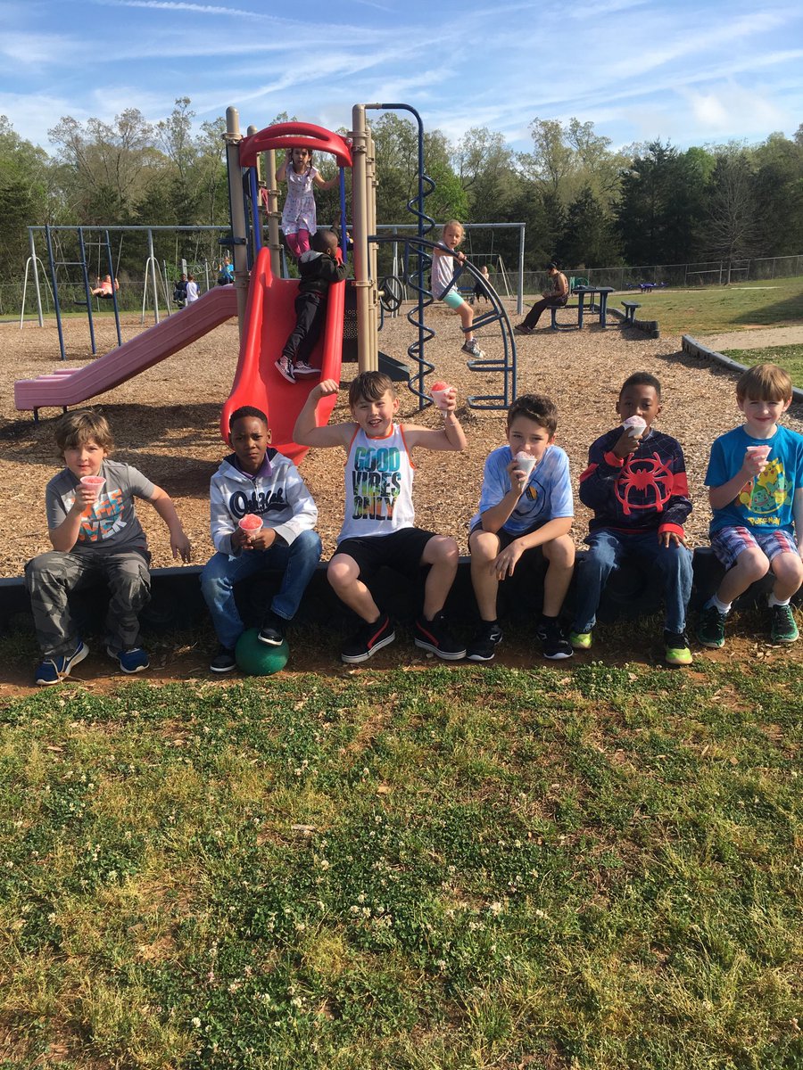 rsbigham's tweet photo. 2nd and 3rd grade having fun dancing and eating snow cones. #cougarstrong #ncssbethebest ⁦@crewscontrol47⁩ https://t.co/9VBXqMKPfS