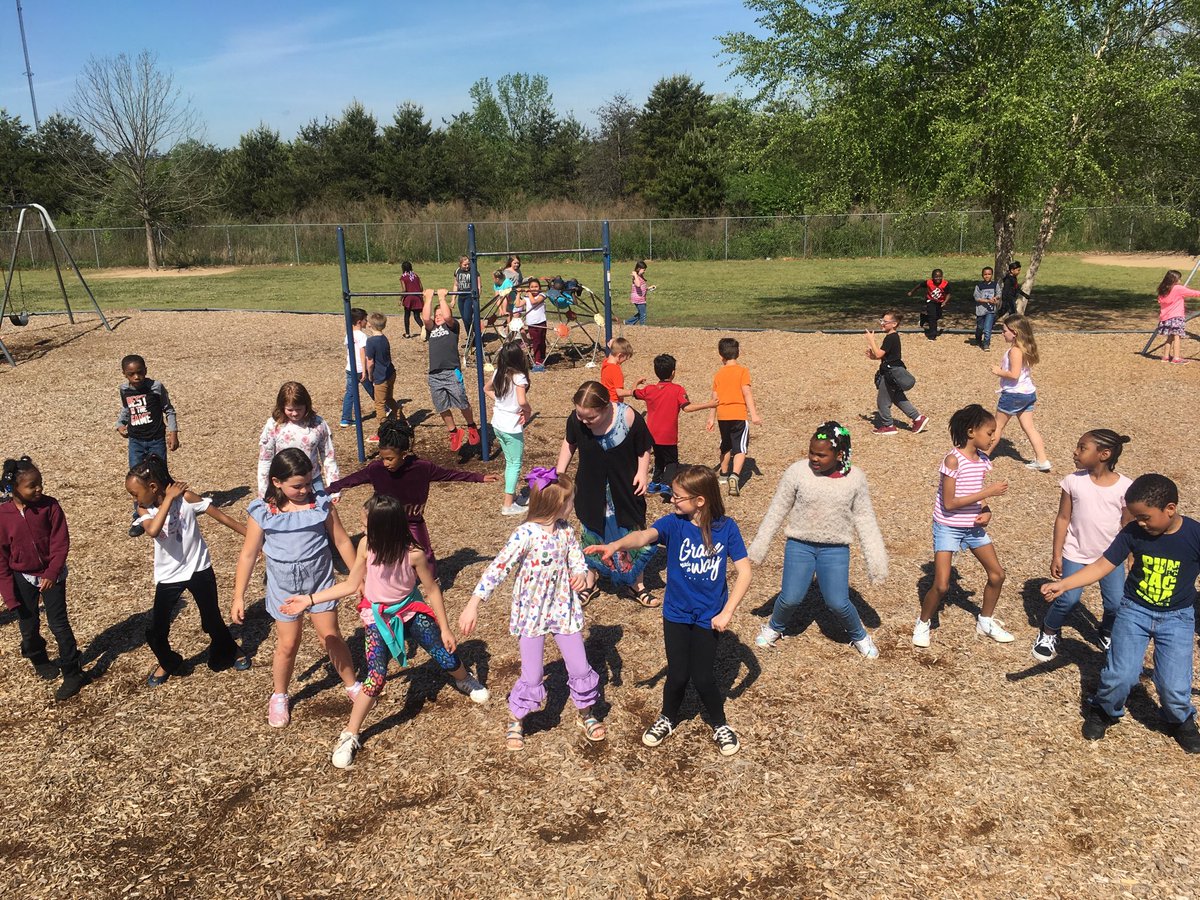 rsbigham's tweet photo. 2nd and 3rd grade having fun dancing and eating snow cones. #cougarstrong #ncssbethebest ⁦@crewscontrol47⁩ https://t.co/9VBXqMKPfS