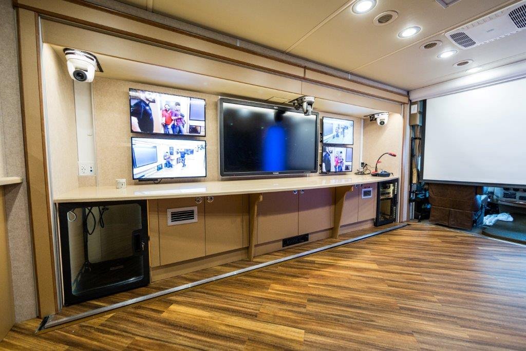 The Big Book of AV Mobile Technology Showroom meets all of your AV needs in one stop! Today we're out in San Bernardino, California! Learn more about the latest technologies inside at... ow.ly/2IDJ50pSm3p
...
#AVnews #AVtweeps #proAV #SanBernardino #California
