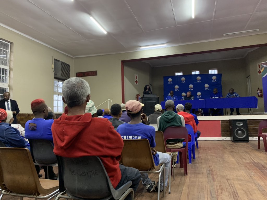 tsepomhlongo's tweet photo. Together with MMCs and Orla/Dk Unit leadership,Dr Khumalo @reuben_masango @jhbward86 discussing ESP, Billing issues & housing & land issues & Crime @SowetoEastDA @Our_DA #SAForAll #1SA4ALL #DAManifesto https://t.co/GCWdWObzin