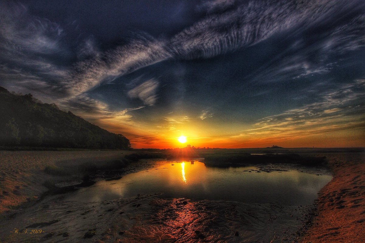 kms795's tweet photo. 🌅To fall in love with someone's thoughts~the most intimate, splendid romance.~Sanober Khan #earthandclouds #weatherphoto #sunset_wx #TopSunsets #stormhour   
#photoplatform #landscape #sunset #ThePhotoHour #skies_in_myeyes #BestSunsetPhoto #clouds #News12LI https://t.co/Okq8dNyOZV