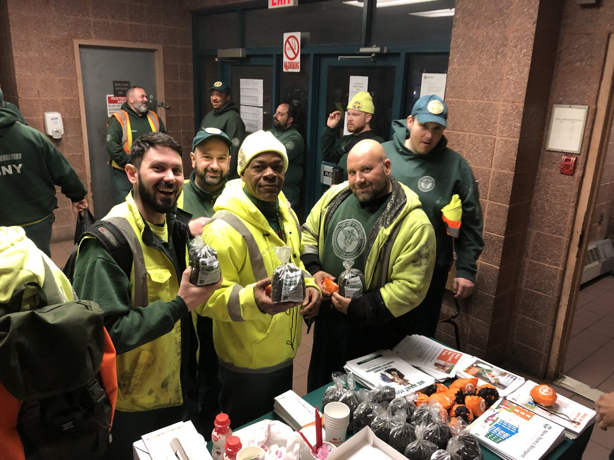NYCSanitation's tweet image. Spring = perfect time to learn about #DSNYCompost! And we’re including our Strongest, too! Last week, some of our Sanitation Workers learned about separating their food scraps &amp;amp; yard waste to #MakeCompostNotTrash #inQueens.