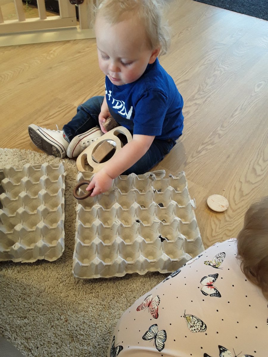 AshbridgeMaxy's tweet image. Exploring natural objects #heuristicplay #exploringtogether #understandingtheworld @NDNAtalk