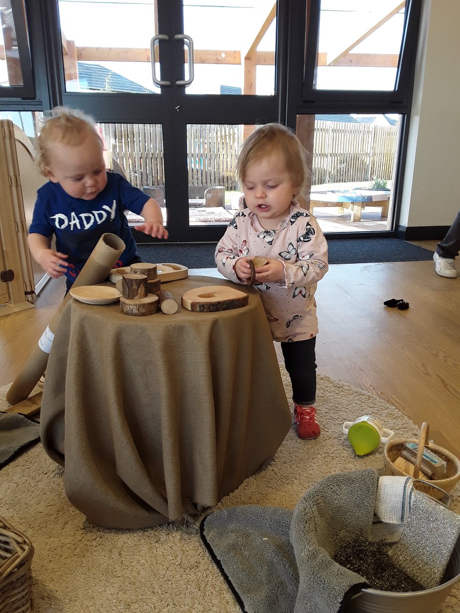 AshbridgeMaxy's tweet image. Exploring natural objects #heuristicplay #exploringtogether #understandingtheworld @NDNAtalk